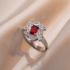 Eleganter Titanstahlring mit rotem Zirkon und verstellbarem silberfarbenem Band