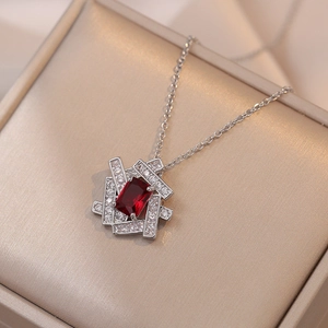 Elegante Titanstahl-Halskette mit rotem rechteckigem Edelstein und Zirkon-Geometrie-Anhänger