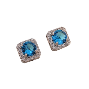 Élégantes boucles d'oreilles halo en argent avec topaze bleu ciel et pavé de zircones