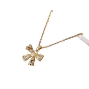 Modische goldene Halskette mit Zirkonia-Schleife an einer feinen Ankerkette für Damen