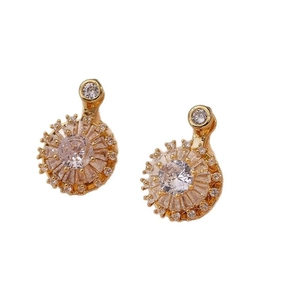 Boucles d'oreilles fleurs dorées rotatives avec zircon brillant sur fond blanc