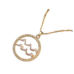 Collier signe Verseau doré avec cristaux de zircon brillants sur une chaîne fine