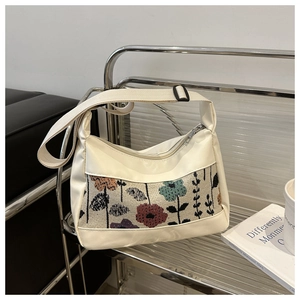 Chique crèmekleurige canvas tas met bloemenprint en een verstelbare brede schouderriem