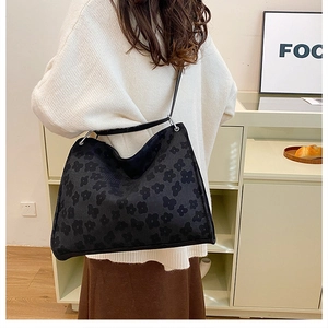 Grand sac cabas hobo noir avec motif floral gris et anneaux métalliques chic