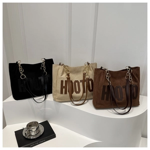 Tre borse tote opache nei colori nero, beige e marrone con tracolla a catena oro