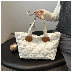 Quilted Tote Bag Large Capacity Diamond Lattice Shoulder Bag Flower Patch Decor Lightweight Fashion Casual For Women