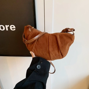 Sac croissant marron vintage en daim mat avec design plissé et bandoulière à nœud élégant