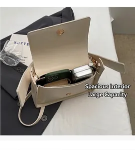 Binnenaanzicht van beige crossbody tas met hoofdvak en ritsvak van imitatieleer