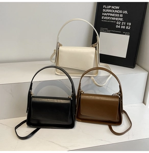 Chique crossbodytassen voor dames in crème, zwart en bruin met een gladde lederen textuur