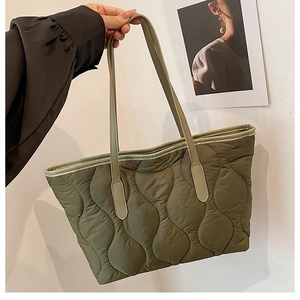 Grand Sac Fourre-tout En Nylon Matelassé Motif De Vagues Sac À Épaule Rembourré Léger Pour Femme Style Puffer Décontracté