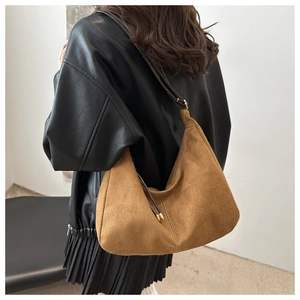 Détail du sac cabas kaki avec surpiqûres blanches et bandoulière en cuir marron