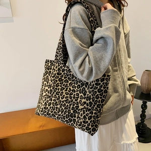 Large leopard print tote bag for women with wide shoulder strap in stylish casual look