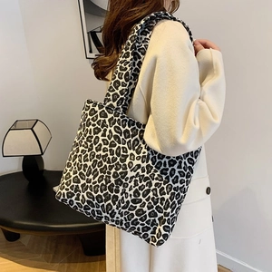Large capacity leopard print tote bag for women with wide shoulder strap in casual style