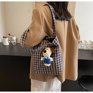 Detailansicht der blau-braunen Tweed-Tragetasche mit Hahnentrittmuster und Welpen-Anhänger