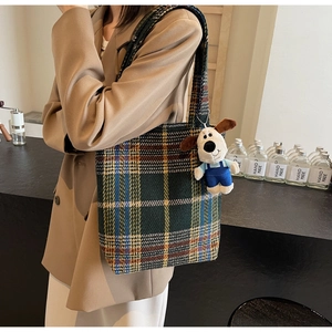 Detailaufnahme der Retro-Karo-Tragetasche aus Tweed mit süßem Hunde-Plüschanhänger