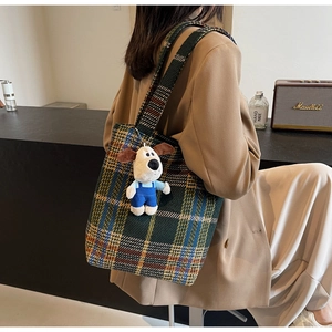 Detailansicht der großen Houndstooth-Tragetasche mit einem süßen Plüschhund-Anhänger