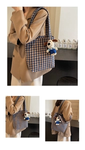 Detail der Tweed-Tasche mit Hahnentrittmuster und einem süßen Plüsch-Hundeanhänger