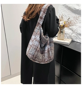 Modische strukturierte Woll-Hobo-Tasche mit Karomuster kombiniert mit schwarzem Mantel