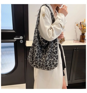 Detail einer weichen Hobo-Tasche mit Leopardenmuster aus Kunstpelz für den Winter