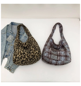 Détails des sacs hobo en peluche à motif léopard et carreaux bleus avec bandoulière