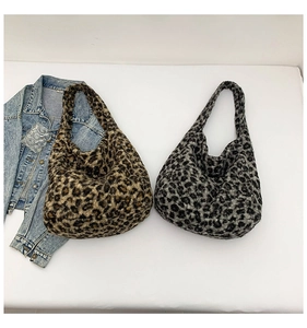 Détails des sacs hobo en peluche imprimé léopard en marron et gris doux