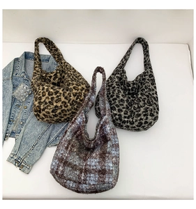 Detail von drei weichen Kunstfell-Hobo-Taschen mit Leopardenmuster und abstrakten Prints