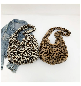 Flache Ansicht zweier Plüsch-Schultertaschen mit Leopardenmuster in hellem und dunklem Pelz