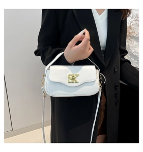 Detailaufnahme einer weißen Leder-Umhängetasche mit goldener SK-Metallschnalle