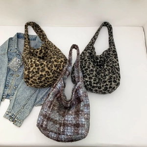 Sacs hobo en fausse fourrure à imprimé léopard et damier pour un style d'hiver chic