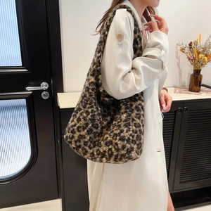 Modische Plüsch-Hobo-Tasche mit Leopardenmuster und großem Fassungsvermögen im 45-Grad-Winkel