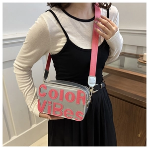 Borsa a tracolla argento alla moda con scritte rosa e ampia tracolla confortevole