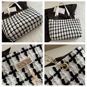 Détails du cabas en tweed à carreaux noir et blanc avec pendentif cerf doré et chaînes