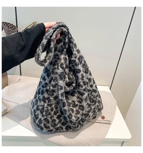 Gros plan sur la texture pelucheuse et le motif léopard de ce grand sac fourre-tout