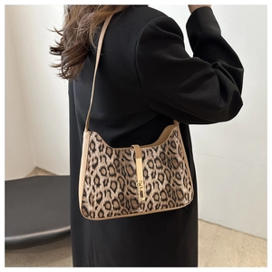 Gros plan du sac sous le bras à motif léopard avec boucle en métal doré sur l'épaule