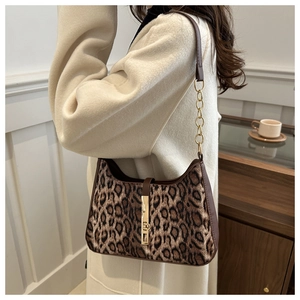 Détail du sac hobo léopard avec texture en fausse fourrure et chaîne dorée