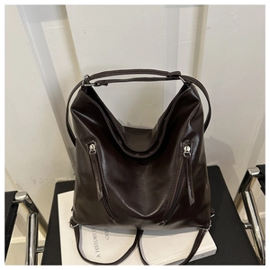 Dettaglio della borsa tote marrone scuro in morbida pelle con doppie cerniere argentate
