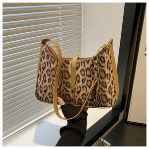 Détail du sac léopard avec boucle dorée et finitions en cuir marron élégantes