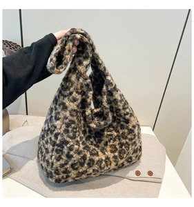 Gros plan détaillé d'un sac cabas en peluche léopard avec une texture épaisse en fausse fourrure