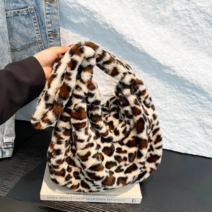 Große Kapazität Kunstpelz Eimertasche mit Leopardenmuster Damen Street Trend Plüsch Schultertasche Herbst Winter Warme Tote Bag