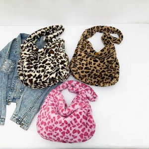 Hobo-Taschen aus Kunstpelz mit Leopardenmuster in Pink, Braun und Creme für Herbst