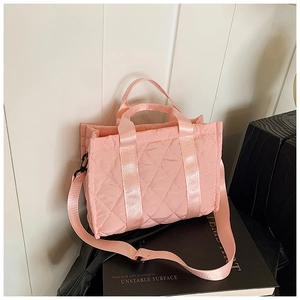 Sac à main rose matelassé en nylon avec bandoulière réglable pour un usage quotidien