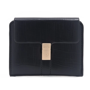 Détail d'un portefeuille noir motif crocodile avec fermoir doré en forme de cœur