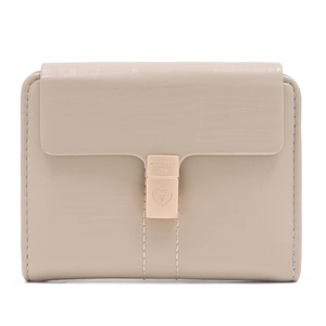 Détail d'un portefeuille beige en cuir PU avec fermoir coeur et texture crocodile