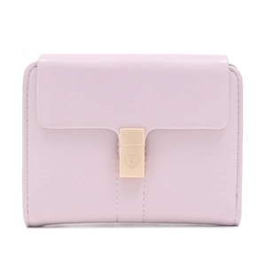 Détails du portefeuille en cuir rose avec boucle dorée en forme de cœur et coutures fines