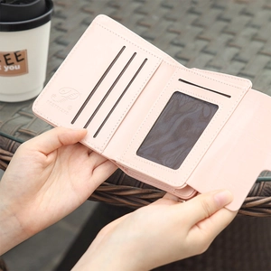Détail intérieur du portefeuille rose en similicuir avec fentes cartes et fenêtre ID