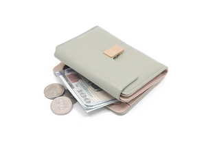 Vue détaillée du portefeuille pliable en cuir vert menthe avec fente pour pièces et bouton