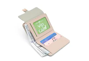 Détail intérieur d'un portefeuille en similicuir avec fentes pour cartes et fenêtre ID