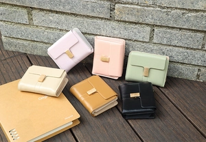 Détails de six portefeuilles en cuir PU de différentes couleurs avec fermoir en cœur