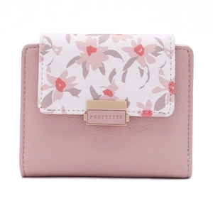 Petit portefeuille rose à motif floral avec boucle dorée et texture cuir souple