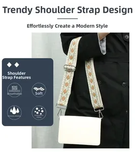 Détail de la bandoulière brodée géométrique avec crochets argentés sur un sac blanc